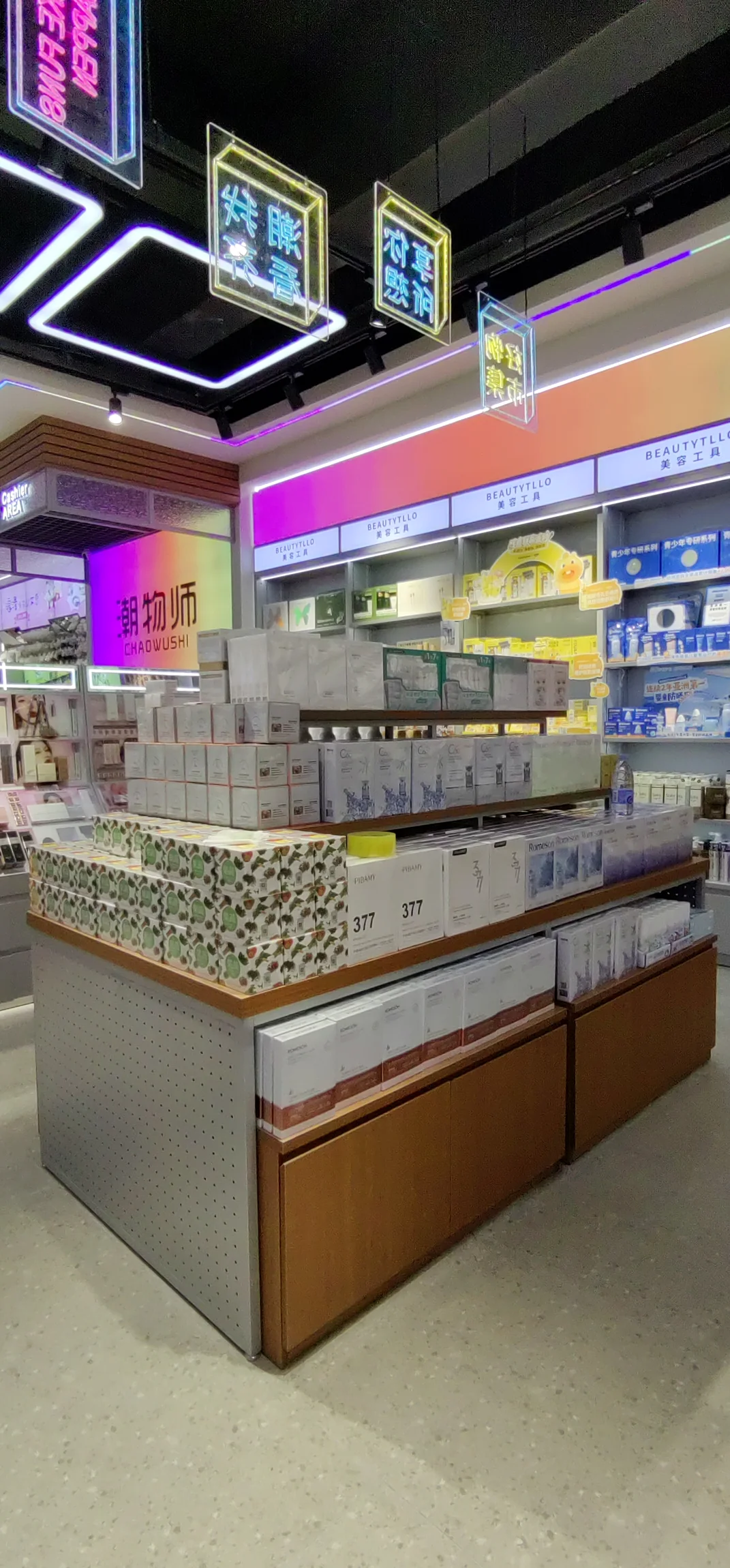 Island display fixture and retail counter in the Dongguan Chaowushi store