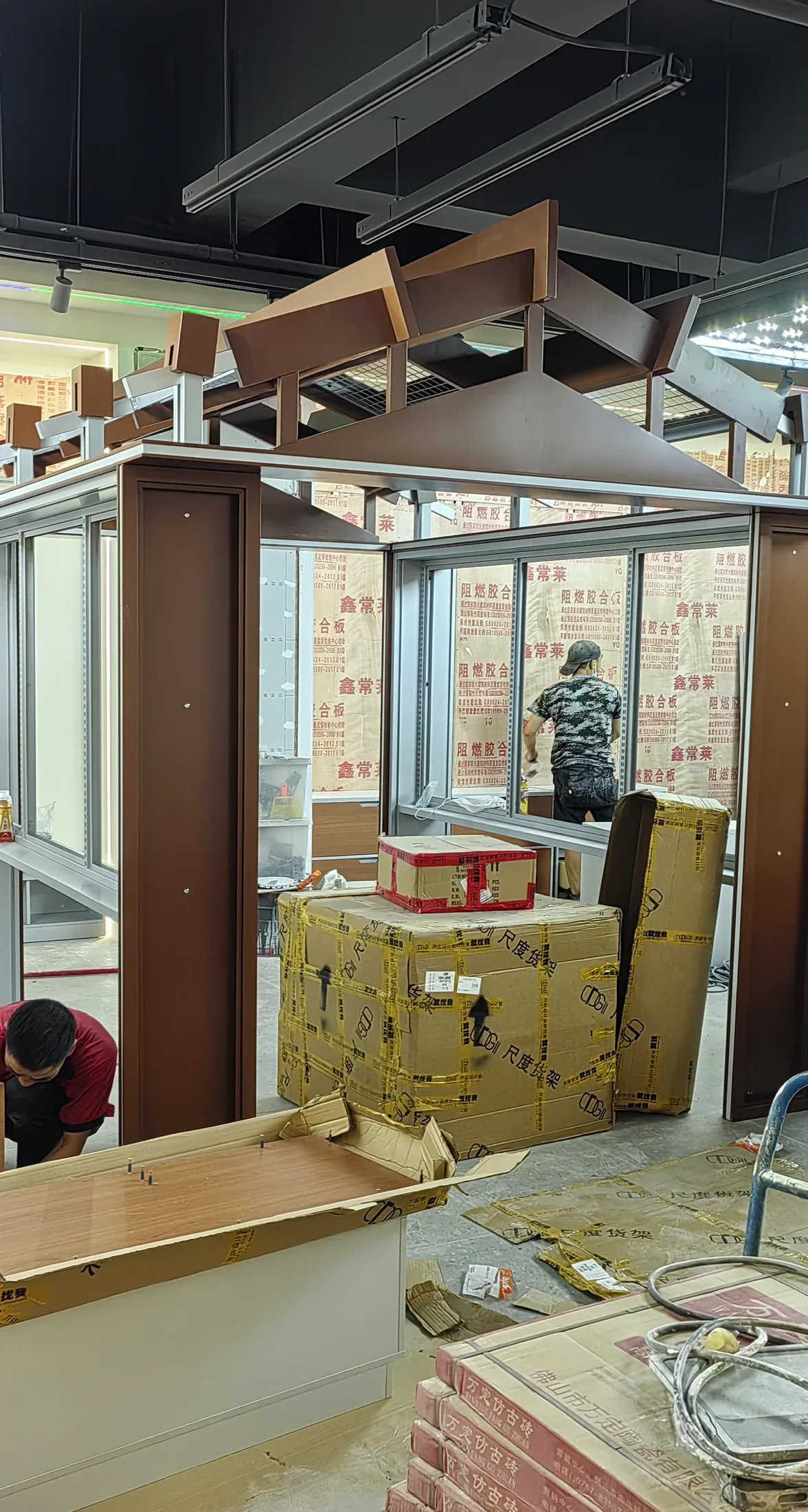 Store fixture installation work in progress at the Dongguan Chaowushi location